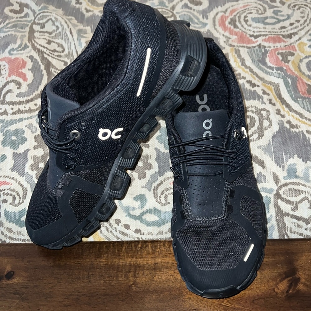 On Clouds Black Size 7